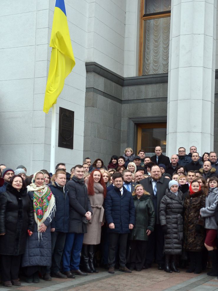 З нагоди святкування Дня Соборності, перед Верховною Радою України, за участі Почесної варти Національної гвардії України відбулася урочиста церемонія підняття Державного прапора України за участі першого заступника Голови ВРУ Руслана Стефанчука. Урочисте підняття прапора – це перший захід, який започатковує традицію підняття Державного прапора України перед Верховною Радою України. Перший заступник Голови ВРУ Руслан Стефанчук народні депутати Андрій Клочко Олександр Горобець керівник Апарату ВРУ Вячеслав Штучний