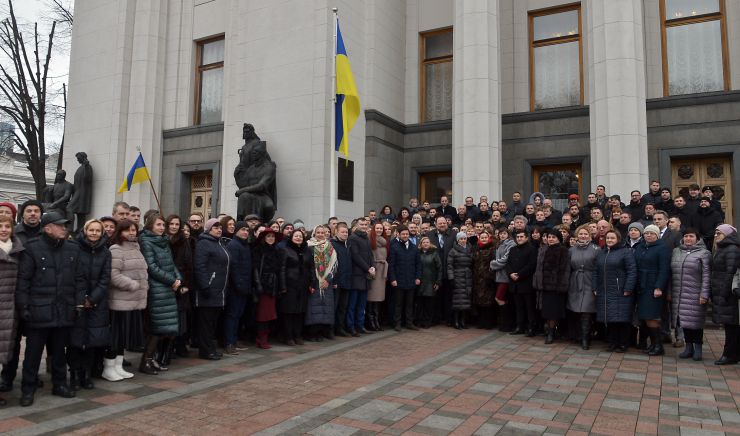 З нагоди святкування Дня Соборності, перед Верховною Радою України, за участі Почесної варти Національної гвардії України відбулася урочиста церемонія підняття Державного прапора України за участі першого заступника Голови ВРУ Руслана Стефанчука. Урочисте підняття прапора – це перший захід, який започатковує традицію підняття Державного прапора України перед Верховною Радою України. Перший заступник Голови ВРУ Руслан Стефанчук народні депутати Андрій Клочко Олександр Горобець керівник Апарату ВРУ Вячеслав Штучний