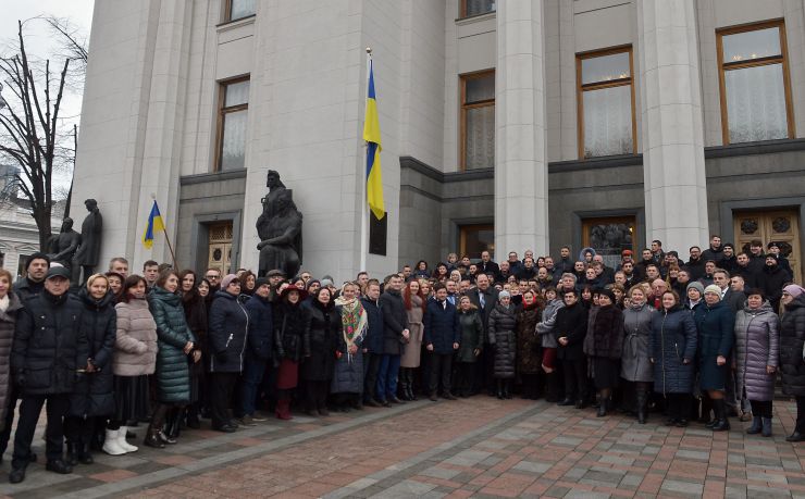 З нагоди святкування Дня Соборності, перед Верховною Радою України, за участі Почесної варти Національної гвардії України відбулася урочиста церемонія підняття Державного прапора України за участі першого заступника Голови ВРУ Руслана Стефанчука. Урочисте підняття прапора – це перший захід, який започатковує традицію підняття Державного прапора України перед Верховною Радою України. Перший заступник Голови ВРУ Руслан Стефанчук народні депутати Андрій Клочко Олександр Горобець керівник Апарату ВРУ Вячеслав Штучний