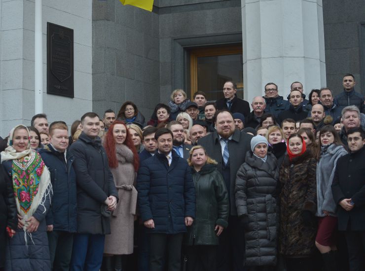 З нагоди святкування Дня Соборності, перед Верховною Радою України, за участі Почесної варти Національної гвардії України відбулася урочиста церемонія підняття Державного прапора України за участі першого заступника Голови ВРУ Руслана Стефанчука. Урочисте підняття прапора – це перший захід, який започатковує традицію підняття Державного прапора України перед Верховною Радою України. Перший заступник Голови ВРУ Руслан Стефанчук народні депутати Андрій Клочко Олександр Горобець керівник Апарату ВРУ Вячеслав Штучний