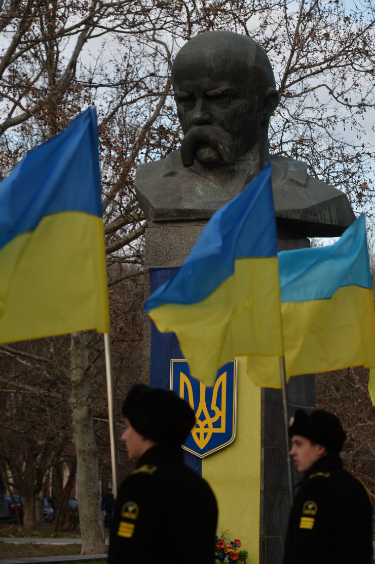 
Робоча поїздка Голови Верховної Ради України Дмитра Разумкова до Херсонської, Миколаївської та Одеської областей.
Херсон.  Покладання квітів до погруддя  Тараса Шевченка з нагоди Дня Соборності
