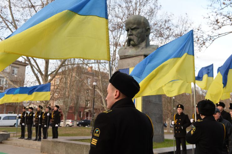 
Робоча поїздка Голови Верховної Ради України Дмитра Разумкова до Херсонської, Миколаївської та Одеської областей.
Херсон.  Покладання квітів до погруддя  Тараса Шевченка з нагоди Дня Соборності
