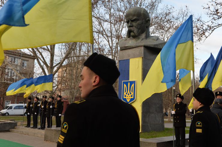 
Робоча поїздка Голови Верховної Ради України Дмитра Разумкова до Херсонської, Миколаївської та Одеської областей.
Херсон.  Покладання квітів до погруддя  Тараса Шевченка з нагоди Дня Соборності
