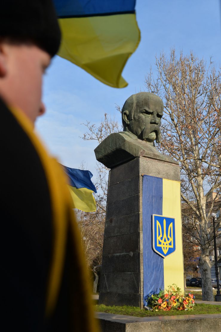 
Робоча поїздка Голови Верховної Ради України Дмитра Разумкова до Херсонської, Миколаївської та Одеської областей.
Херсон.  Покладання квітів до погруддя  Тараса Шевченка з нагоди Дня Соборності

