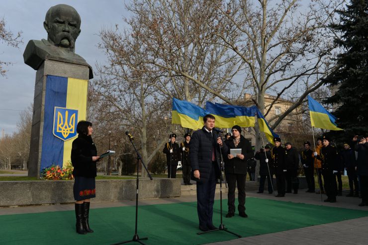 
Робоча поїздка Голови Верховної Ради України Дмитра Разумкова до Херсонської, Миколаївської та Одеської областей.
Херсон.  Покладання квітів до погруддя  Тараса Шевченка з нагоди Дня Соборності
