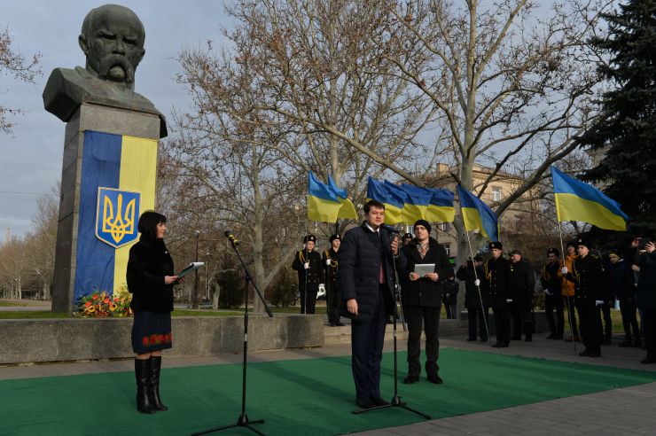 
Робоча поїздка Голови Верховної Ради України Дмитра Разумкова до Херсонської, Миколаївської та Одеської областей.
Херсон.  Покладання квітів до погруддя  Тараса Шевченка з нагоди Дня Соборності
