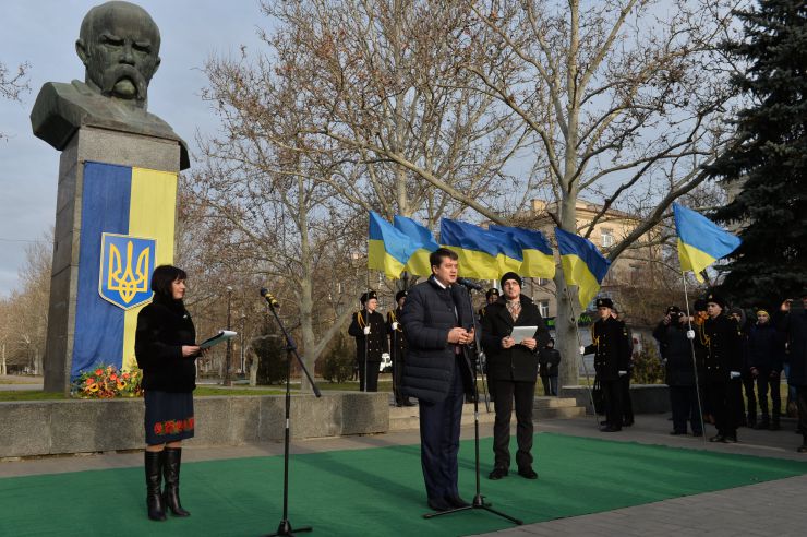 
Робоча поїздка Голови Верховної Ради України Дмитра Разумкова до Херсонської, Миколаївської та Одеської областей.
Херсон.  Покладання квітів до погруддя  Тараса Шевченка з нагоди Дня Соборності
