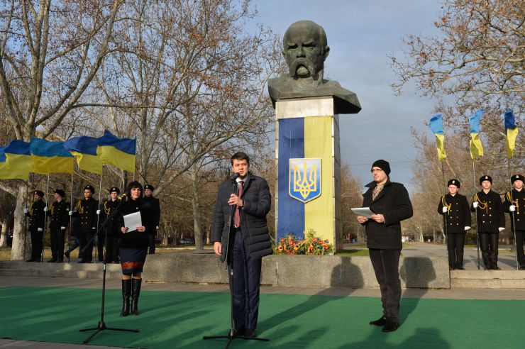 
Робоча поїздка Голови Верховної Ради України Дмитра Разумкова до Херсонської, Миколаївської та Одеської областей.
Херсон.  Покладання квітів до погруддя  Тараса Шевченка з нагоди Дня Соборності
