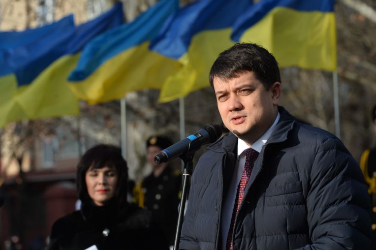 
Робоча поїздка Голови Верховної Ради України Дмитра Разумкова до Херсонської, Миколаївської та Одеської областей.
Херсон.  Покладання квітів до погруддя  Тараса Шевченка з нагоди Дня Соборності
