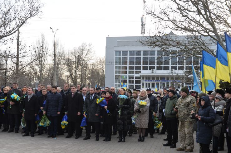 
Робоча поїздка Голови Верховної Ради України Дмитра Разумкова до Херсонської, Миколаївської та Одеської областей.
Херсон.  Покладання квітів до погруддя  Тараса Шевченка з нагоди Дня Соборності
