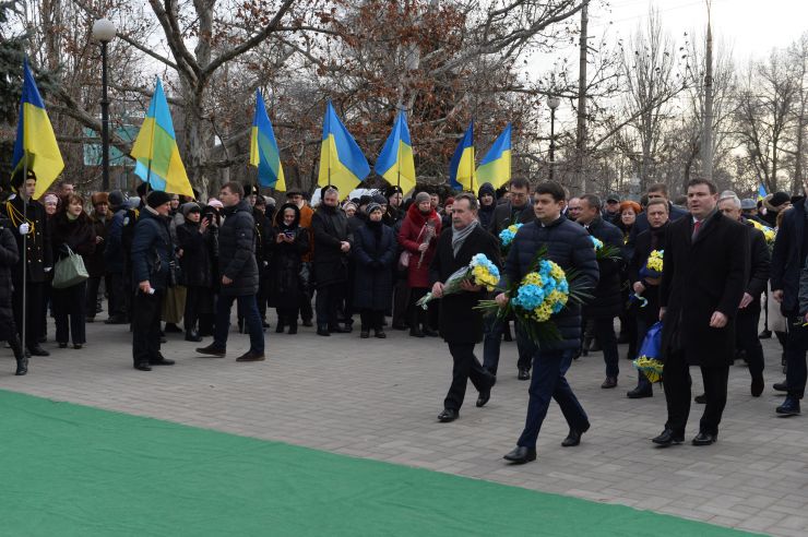 
Робоча поїздка Голови Верховної Ради України Дмитра Разумкова до Херсонської, Миколаївської та Одеської областей.
Херсон.  Покладання квітів до погруддя  Тараса Шевченка з нагоди Дня Соборності
