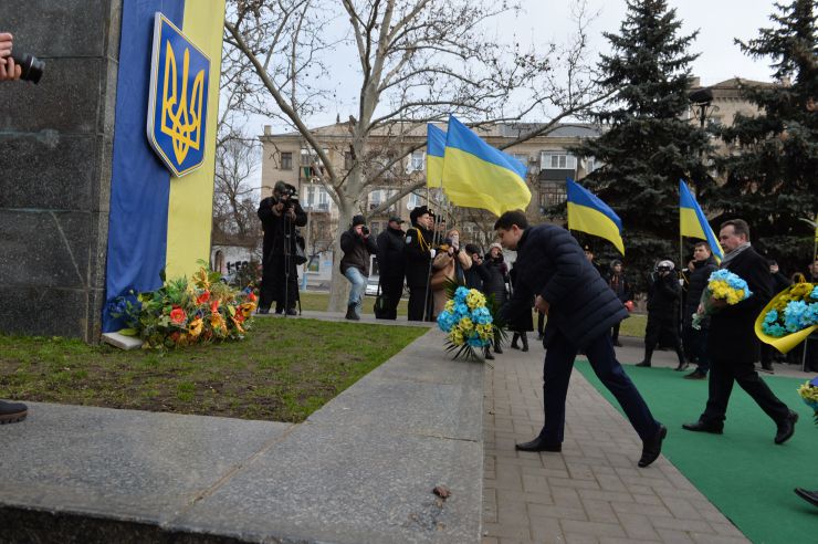 
Робоча поїздка Голови Верховної Ради України Дмитра Разумкова до Херсонської, Миколаївської та Одеської областей.
Херсон.  Покладання квітів до погруддя  Тараса Шевченка з нагоди Дня Соборності

