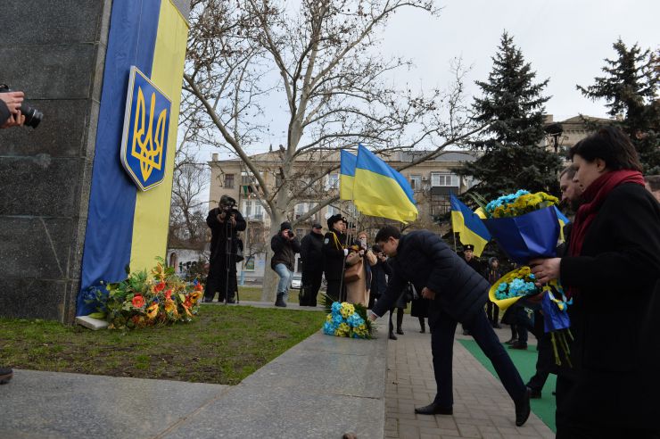 
Робоча поїздка Голови Верховної Ради України Дмитра Разумкова до Херсонської, Миколаївської та Одеської областей.
Херсон.  Покладання квітів до погруддя  Тараса Шевченка з нагоди Дня Соборності

