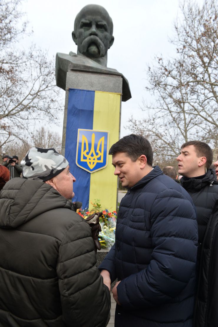 
Робоча поїздка Голови Верховної Ради України Дмитра Разумкова до Херсонської, Миколаївської та Одеської областей.
Херсон.  Покладання квітів до погруддя  Тараса Шевченка з нагоди Дня Соборності

