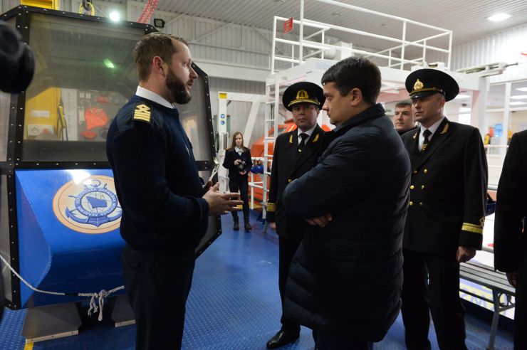 Робоча поїздка Голови Верховної Ради України Дмитра Разумкова до Херсонської, Миколаївської та Одеської областей.

Херсон. Ознайомлення з навчальною базою, зустріч із науково-педагогічними працівниками та студентами Херсонської державної морської академії (заклад вищої освіти IV рівня акредитації, який готує фахівців повного спектру плавальних, суднобудівних та морських робітничих спеціальностей).
Підхід до преси.
