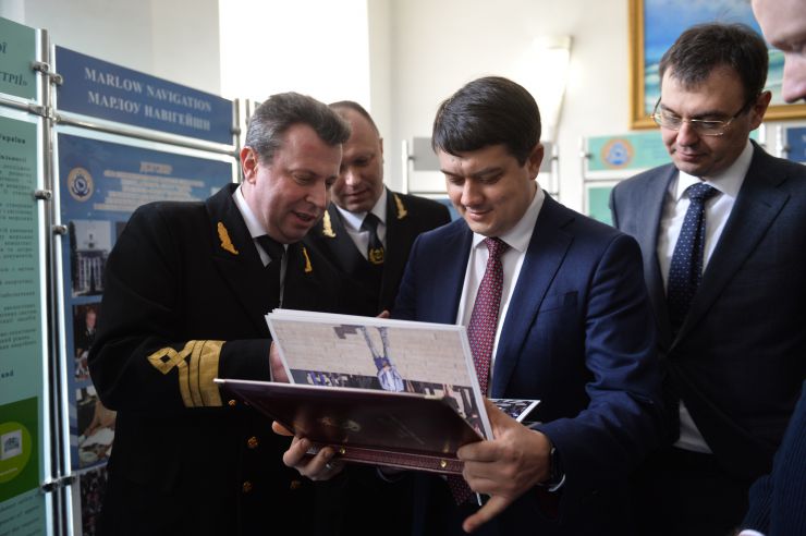 Робоча поїздка Голови Верховної Ради України Дмитра Разумкова до Херсонської, Миколаївської та Одеської областей.

Херсон. Ознайомлення з навчальною базою, зустріч із науково-педагогічними працівниками та студентами Херсонської державної морської академії (заклад вищої освіти IV рівня акредитації, який готує фахівців повного спектру плавальних, суднобудівних та морських робітничих спеціальностей).
Підхід до преси.
