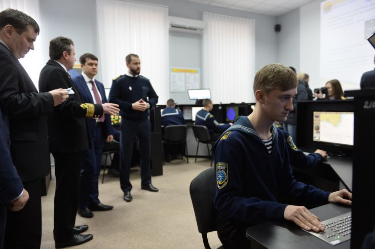 Робоча поїздка Голови Верховної Ради України Дмитра Разумкова до Херсонської, Миколаївської та Одеської областей.

Херсон. Ознайомлення з навчальною базою, зустріч із науково-педагогічними працівниками та студентами Херсонської державної морської академії (заклад вищої освіти IV рівня акредитації, який готує фахівців повного спектру плавальних, суднобудівних та морських робітничих спеціальностей).
Підхід до преси.

