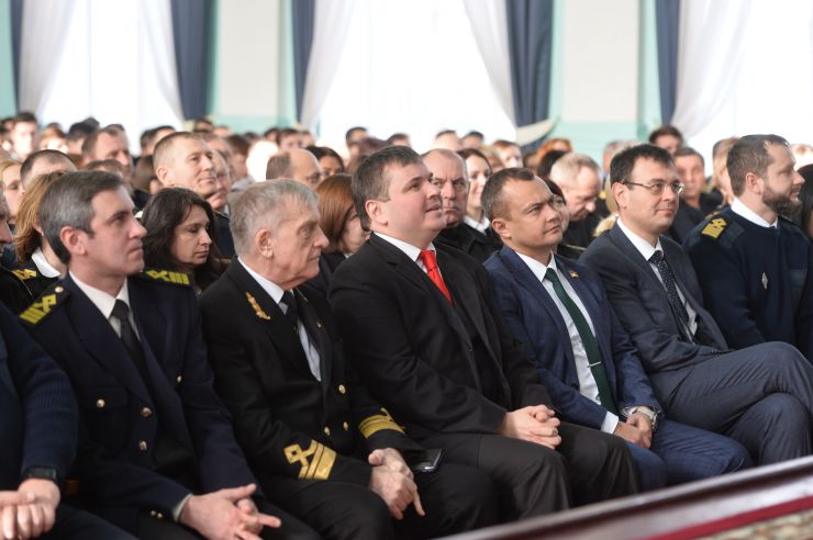 Робоча поїздка Голови Верховної Ради України Дмитра Разумкова до Херсонської, Миколаївської та Одеської областей.

Херсон. Ознайомлення з навчальною базою, зустріч із науково-педагогічними працівниками та студентами Херсонської державної морської академії (заклад вищої освіти IV рівня акредитації, який готує фахівців повного спектру плавальних, суднобудівних та морських робітничих спеціальностей).
Підхід до преси.

