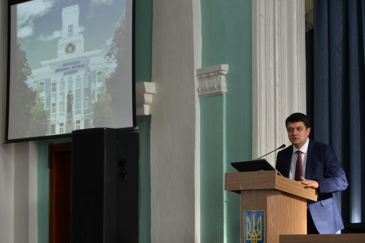 Робоча поїздка Голови Верховної Ради України Дмитра Разумкова до Херсонської, Миколаївської та Одеської областей.

Херсон. Ознайомлення з навчальною базою, зустріч із науково-педагогічними працівниками та студентами Херсонської державної морської академії (заклад вищої освіти IV рівня акредитації, який готує фахівців повного спектру плавальних, суднобудівних та морських робітничих спеціальностей).
Підхід до преси.
