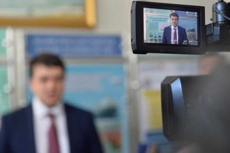 Робоча поїздка Голови Верховної Ради України Дмитра Разумкова до Херсонської, Миколаївської та Одеської областей.

Херсон. Ознайомлення з навчальною базою, зустріч із науково-педагогічними працівниками та студентами Херсонської державної морської академії (заклад вищої освіти IV рівня акредитації, який готує фахівців повного спектру плавальних, суднобудівних та морських робітничих спеціальностей).
Підхід до преси.
