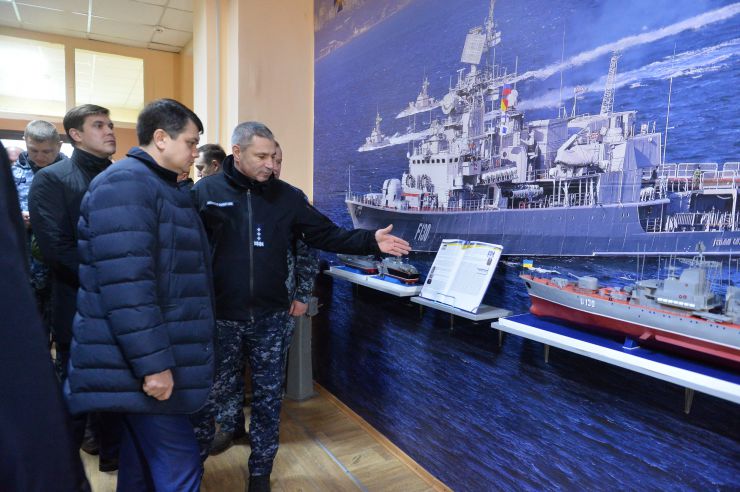 Робоча поїздка Голови Верховної Ради України Дмитра Разумкова до Херсонської, Миколаївської та Одеської областей.

Одеса. Військово-морський ліцей імені віце-адмірала Володимира Безкоровайного (Сучасний військовий навчальний заклад, який здійснює підготовку військових фахівців для Збройних Сил України, передислокований у 2014 році з м.Севастополь).

Ознайомлення з навчальною базою закладу.
Спілкування з педагогічним колективом та учнями.
Нагородження відзнаками Верховної Ради України.
