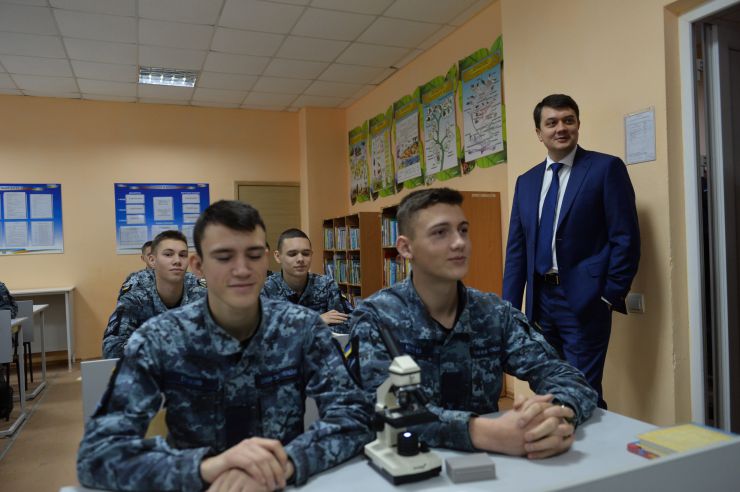 Робоча поїздка Голови Верховної Ради України Дмитра Разумкова до Херсонської, Миколаївської та Одеської областей.

Одеса. Військово-морський ліцей імені віце-адмірала Володимира Безкоровайного (Сучасний військовий навчальний заклад, який здійснює підготовку військових фахівців для Збройних Сил України, передислокований у 2014 році з м.Севастополь).

Ознайомлення з навчальною базою закладу.
Спілкування з педагогічним колективом та учнями.
Нагородження відзнаками Верховної Ради України.
