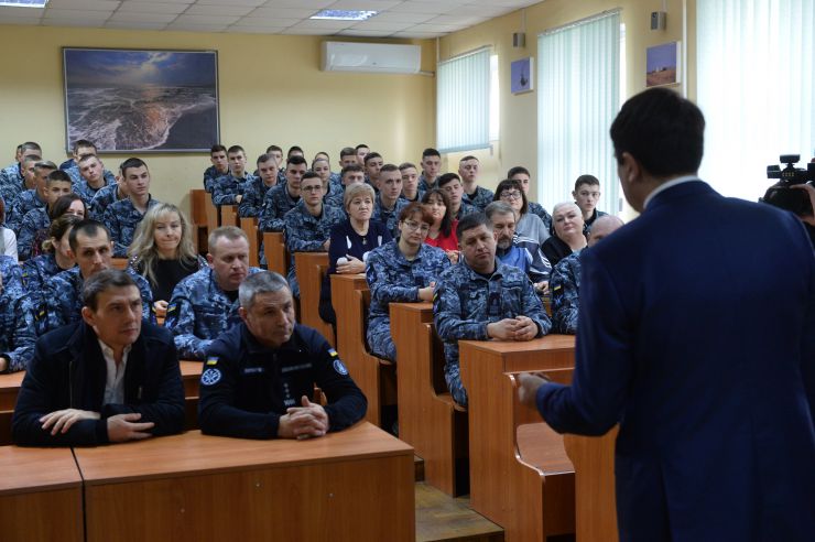 Робоча поїздка Голови Верховної Ради України Дмитра Разумкова до Херсонської, Миколаївської та Одеської областей.

Одеса. Військово-морський ліцей імені віце-адмірала Володимира Безкоровайного (Сучасний військовий навчальний заклад, який здійснює підготовку військових фахівців для Збройних Сил України, передислокований у 2014 році з м.Севастополь).

Ознайомлення з навчальною базою закладу.
Спілкування з педагогічним колективом та учнями.
Нагородження відзнаками Верховної Ради України.

