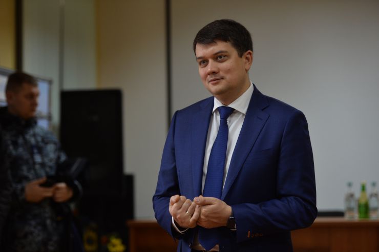 Робоча поїздка Голови Верховної Ради України Дмитра Разумкова до Херсонської, Миколаївської та Одеської областей.

Одеса. Військово-морський ліцей імені віце-адмірала Володимира Безкоровайного (Сучасний військовий навчальний заклад, який здійснює підготовку військових фахівців для Збройних Сил України, передислокований у 2014 році з м.Севастополь).

Ознайомлення з навчальною базою закладу.
Спілкування з педагогічним колективом та учнями.
Нагородження відзнаками Верховної Ради України.

