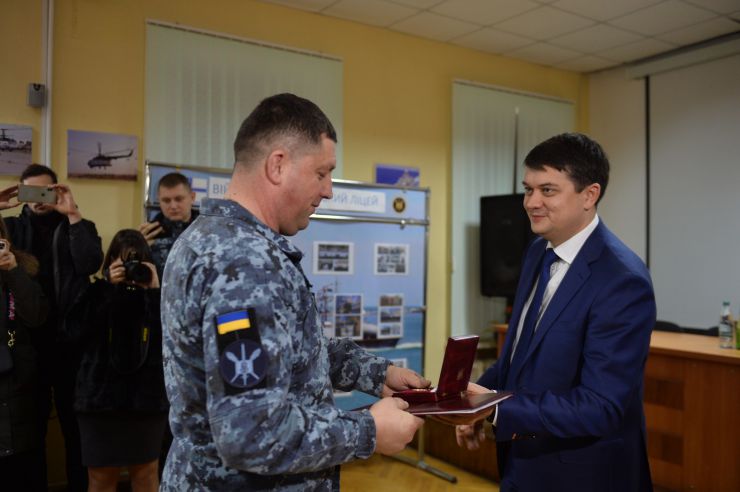 Робоча поїздка Голови Верховної Ради України Дмитра Разумкова до Херсонської, Миколаївської та Одеської областей.

Одеса. Військово-морський ліцей імені віце-адмірала Володимира Безкоровайного (Сучасний військовий навчальний заклад, який здійснює підготовку військових фахівців для Збройних Сил України, передислокований у 2014 році з м.Севастополь).

Ознайомлення з навчальною базою закладу.
Спілкування з педагогічним колективом та учнями.
Нагородження відзнаками Верховної Ради України.
