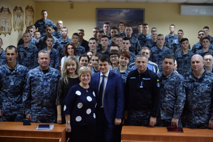 Робоча поїздка Голови Верховної Ради України Дмитра Разумкова до Херсонської, Миколаївської та Одеської областей.

Одеса. Військово-морський ліцей імені віце-адмірала Володимира Безкоровайного (Сучасний військовий навчальний заклад, який здійснює підготовку військових фахівців для Збройних Сил України, передислокований у 2014 році з м.Севастополь).

Ознайомлення з навчальною базою закладу.
Спілкування з педагогічним колективом та учнями.
Нагородження відзнаками Верховної Ради України.
