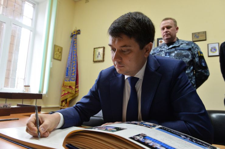 Робоча поїздка Голови Верховної Ради України Дмитра Разумкова до Херсонської, Миколаївської та Одеської областей.

Одеса. Військово-морський ліцей імені віце-адмірала Володимира Безкоровайного (Сучасний військовий навчальний заклад, який здійснює підготовку військових фахівців для Збройних Сил України, передислокований у 2014 році з м.Севастополь).

Ознайомлення з навчальною базою закладу.
Спілкування з педагогічним колективом та учнями.
Нагородження відзнаками Верховної Ради України.
