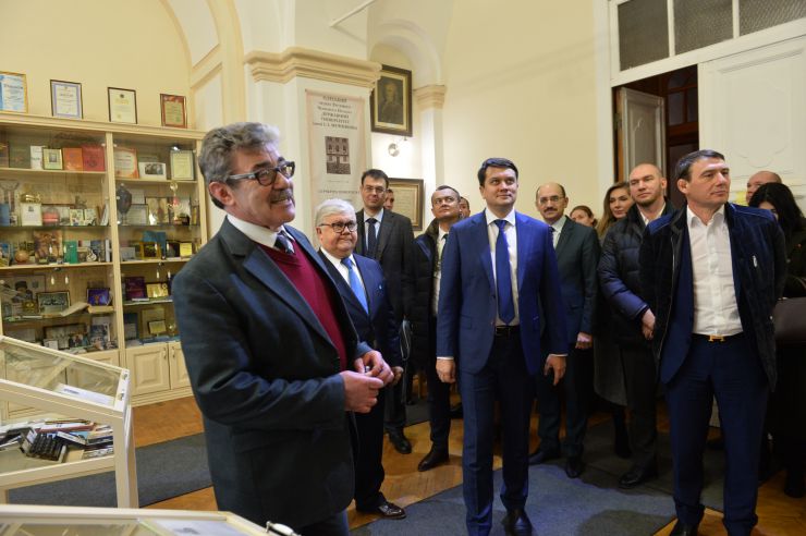 Робоча поїздка Голови Верховної Ради України Дмитра Разумкова до Херсонської, Миколаївської та Одеської областей.

Одеса. Ознайомлення з презентацією морських досліджень (за напрямами: гідробіологія, екологічний моніторинг морського середовища, морська геологія і геохімія океанів та морів, геоархеологія та ін.), що здійснюються науковцями та студентами Одеського національного університету імені І.І. Мечникова, одого з найстаріших закладів вищої освіти України, всесвітньо відомого класичного університета.
