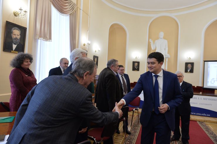 Робоча поїздка Голови Верховної Ради України Дмитра Разумкова до Херсонської, Миколаївської та Одеської областей.

Одеса. Ознайомлення з презентацією морських досліджень (за напрямами: гідробіологія, екологічний моніторинг морського середовища, морська геологія і геохімія океанів та морів, геоархеологія та ін.), що здійснюються науковцями та студентами Одеського національного університету імені І.І. Мечникова, одого з найстаріших закладів вищої освіти України, всесвітньо відомого класичного університета.
