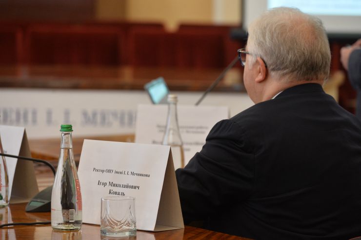 Робоча поїздка Голови Верховної Ради України Дмитра Разумкова до Херсонської, Миколаївської та Одеської областей.

Одеса. Ознайомлення з презентацією морських досліджень (за напрямами: гідробіологія, екологічний моніторинг морського середовища, морська геологія і геохімія океанів та морів, геоархеологія та ін.), що здійснюються науковцями та студентами Одеського національного університету імені І.І. Мечникова, одого з найстаріших закладів вищої освіти України, всесвітньо відомого класичного університета.
