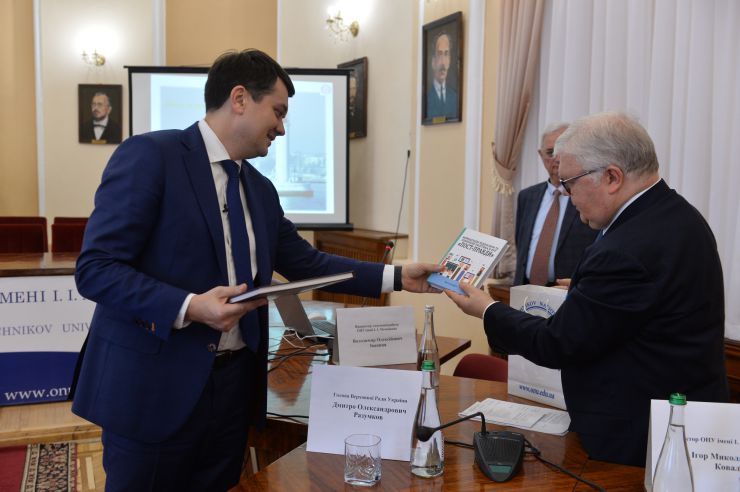 Робоча поїздка Голови Верховної Ради України Дмитра Разумкова до Херсонської, Миколаївської та Одеської областей.

Одеса. Ознайомлення з презентацією морських досліджень (за напрямами: гідробіологія, екологічний моніторинг морського середовища, морська геологія і геохімія океанів та морів, геоархеологія та ін.), що здійснюються науковцями та студентами Одеського національного університету імені І.І. Мечникова, одого з найстаріших закладів вищої освіти України, всесвітньо відомого класичного університета. Ігор Коваль – доктор політичних наук, професор, Одеський національний університет імені І.І. Мечникова
