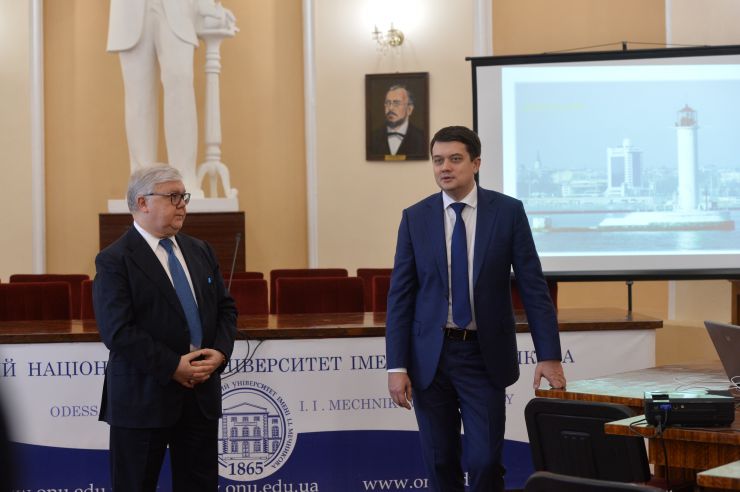 Робоча поїздка Голови Верховної Ради України Дмитра Разумкова до Херсонської, Миколаївської та Одеської областей.

Одеса. Ознайомлення з презентацією морських досліджень (за напрямами: гідробіологія, екологічний моніторинг морського середовища, морська геологія і геохімія океанів та морів, геоархеологія та ін.), що здійснюються науковцями та студентами Одеського національного університету імені І.І. Мечникова, одого з найстаріших закладів вищої освіти України, всесвітньо відомого класичного університета. Ігор Коваль – доктор політичних наук, професор, Одеський національний університет імені І.І. Мечникова
