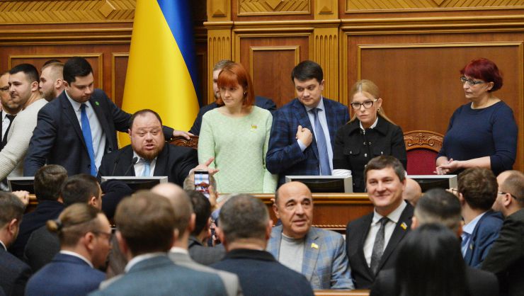 Пленарне засідання Верховної Ради України.

Верховна Рада розпочала розгляд у другому читанні законопроєкту №2178-10 “Про внесення змін до деяких законодавчих актів України щодо обігу земель сільськогосподарського призначення”.
Народні депутати з опозиційних фракцій намагалися перешкодити роботі головуючого, провокували непарламентську поведінку, блокували трибуну.
Головуючий надав слово Голові Комітету з питань аграрної та земельної політики Миколі Сольському, який доповів підготовлений до розгляду у другому читанні проект Закону про внесення змін до деяких законодавчих актів України щодо обігу земель сільськогосподарського призначення №2178-10.
Народні депутати розпочали розгляд правок до законопроекту.
Дмитро Разумков
