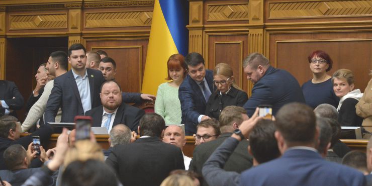 Пленарне засідання Верховної Ради України.

Верховна Рада розпочала розгляд у другому читанні законопроєкту №2178-10 “Про внесення змін до деяких законодавчих актів України щодо обігу земель сільськогосподарського призначення”.
Народні депутати з опозиційних фракцій намагалися перешкодити роботі головуючого, провокували непарламентську поведінку, блокували трибуну.
Головуючий надав слово Голові Комітету з питань аграрної та земельної політики Миколі Сольському, який доповів підготовлений до розгляду у другому читанні проект Закону про внесення змін до деяких законодавчих актів України щодо обігу земель сільськогосподарського призначення №2178-10.
Народні депутати розпочали розгляд правок до законопроекту.
Дмитро Разумков
