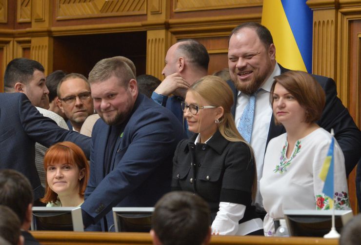 Пленарне засідання Верховної Ради України.

Верховна Рада розпочала розгляд у другому читанні законопроєкту №2178-10 “Про внесення змін до деяких законодавчих актів України щодо обігу земель сільськогосподарського призначення”.
Народні депутати з опозиційних фракцій намагалися перешкодити роботі головуючого, провокували непарламентську поведінку, блокували трибуну.
Головуючий надав слово Голові Комітету з питань аграрної та земельної політики Миколі Сольському, який доповів підготовлений до розгляду у другому читанні проект Закону про внесення змін до деяких законодавчих актів України щодо обігу земель сільськогосподарського призначення №2178-10.
Народні депутати розпочали розгляд правок до законопроекту.
Тимошенко, Стефанчук
