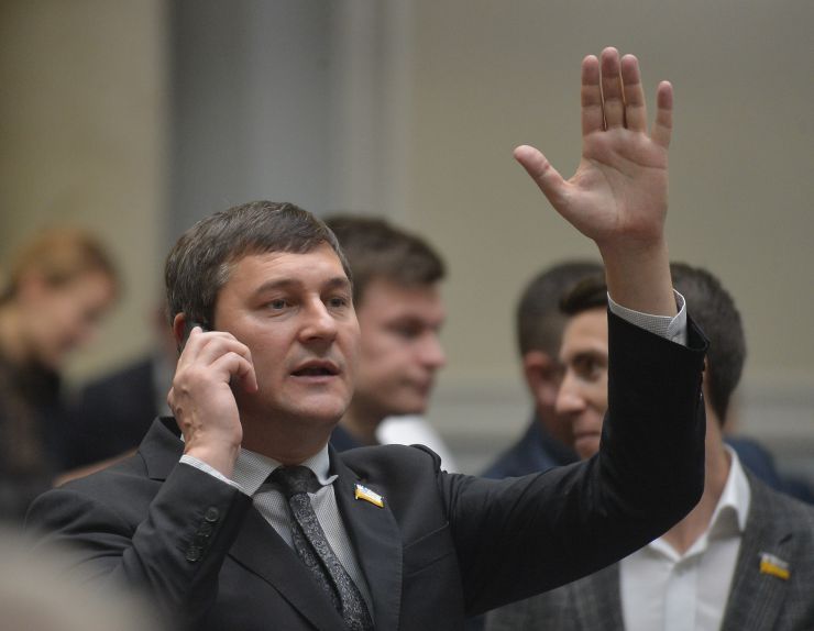 Пленарне засідання Верховної Ради України.

Верховна Рада розпочала розгляд у другому читанні законопроєкту №2178-10 “Про внесення змін до деяких законодавчих актів України щодо обігу земель сільськогосподарського призначення”.
Народні депутати з опозиційних фракцій намагалися перешкодити роботі головуючого, провокували непарламентську поведінку, блокували трибуну.
Головуючий надав слово Голові Комітету з питань аграрної та земельної політики Миколі Сольському, який доповів підготовлений до розгляду у другому читанні проект Закону про внесення змін до деяких законодавчих актів України щодо обігу земель сільськогосподарського призначення №2178-10.
Народні депутати розпочали розгляд правок до законопроекту.
Андрій Одарченко СН
