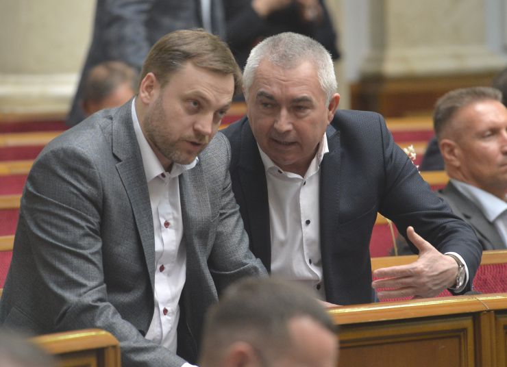 Пленарне засідання Верховної Ради України.

Верховна Рада розпочала розгляд у другому читанні законопроєкту №2178-10 “Про внесення змін до деяких законодавчих актів України щодо обігу земель сільськогосподарського призначення”.
Народні депутати з опозиційних фракцій намагалися перешкодити роботі головуючого, провокували непарламентську поведінку, блокували трибуну.
Головуючий надав слово Голові Комітету з питань аграрної та земельної політики Миколі Сольському, який доповів підготовлений до розгляду у другому читанні проект Закону про внесення змін до деяких законодавчих актів України щодо обігу земель сільськогосподарського призначення №2178-10.
Народні депутати розпочали розгляд правок до законопроекту.
Денис Монастирський СН Володимир Арешонков Довіра
