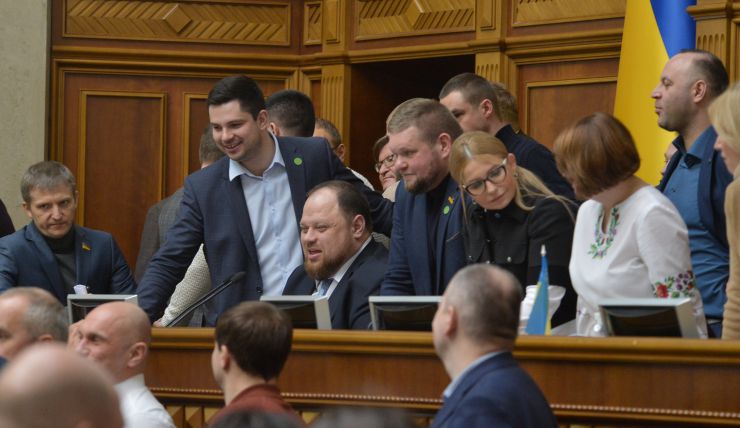 Пленарне засідання Верховної Ради України.

Верховна Рада розпочала розгляд у другому читанні законопроєкту №2178-10 “Про внесення змін до деяких законодавчих актів України щодо обігу земель сільськогосподарського призначення”.
Народні депутати з опозиційних фракцій намагалися перешкодити роботі головуючого, провокували непарламентську поведінку, блокували трибуну.
Головуючий надав слово Голові Комітету з питань аграрної та земельної політики Миколі Сольському, який доповів підготовлений до розгляду у другому читанні проект Закону про внесення змін до деяких законодавчих актів України щодо обігу земель сільськогосподарського призначення №2178-10.
Народні депутати розпочали розгляд правок до законопроекту.
