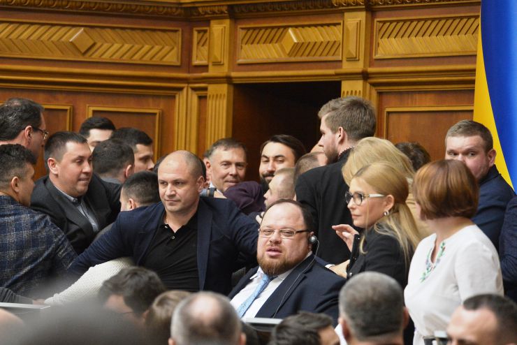 Пленарне засідання Верховної Ради України.

Верховна Рада розпочала розгляд у другому читанні законопроєкту №2178-10 “Про внесення змін до деяких законодавчих актів України щодо обігу земель сільськогосподарського призначення”.
Народні депутати з опозиційних фракцій намагалися перешкодити роботі головуючого, провокували непарламентську поведінку, блокували трибуну.
Головуючий надав слово Голові Комітету з питань аграрної та земельної політики Миколі Сольському, який доповів підготовлений до розгляду у другому читанні проект Закону про внесення змін до деяких законодавчих актів України щодо обігу земель сільськогосподарського призначення №2178-10.
Народні депутати розпочали розгляд правок до законопроекту.
Тимошенко, Стефанчук 
