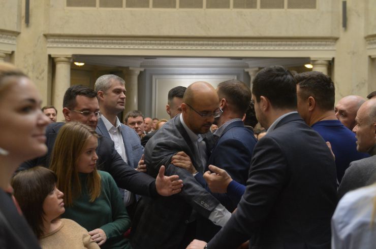 Пленарне засідання Верховної Ради України.

Верховна Рада розпочала розгляд у другому читанні законопроєкту №2178-10 “Про внесення змін до деяких законодавчих актів України щодо обігу земель сільськогосподарського призначення”.
Народні депутати з опозиційних фракцій намагалися перешкодити роботі головуючого, провокували непарламентську поведінку, блокували трибуну.
Головуючий надав слово Голові Комітету з питань аграрної та земельної політики Миколі Сольському, який доповів підготовлений до розгляду у другому читанні проект Закону про внесення змін до деяких законодавчих актів України щодо обігу земель сільськогосподарського призначення №2178-10.
Народні депутати розпочали розгляд правок до законопроекту.
