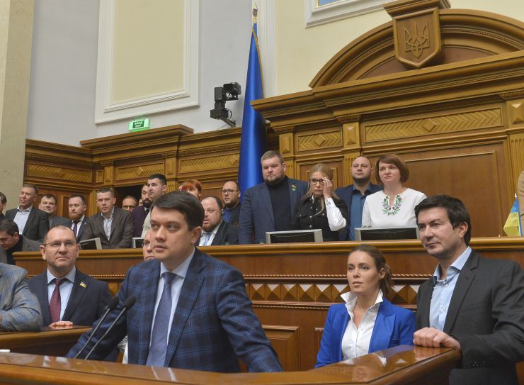 Пленарне засідання Верховної Ради України.

Верховна Рада розпочала розгляд у другому читанні законопроєкту №2178-10 “Про внесення змін до деяких законодавчих актів України щодо обігу земель сільськогосподарського призначення”.
Народні депутати з опозиційних фракцій намагалися перешкодити роботі головуючого, провокували непарламентську поведінку, блокували трибуну.
Головуючий надав слово Голові Комітету з питань аграрної та земельної політики Миколі Сольському, який доповів підготовлений до розгляду у другому читанні проект Закону про внесення змін до деяких законодавчих актів України щодо обігу земель сільськогосподарського призначення №2178-10.
Народні депутати розпочали розгляд правок до законопроекту.
Дмитро Разумков
