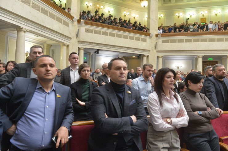Пленарне засідання Верховної Ради України.

Верховна Рада розпочала розгляд у другому читанні законопроєкту №2178-10 “Про внесення змін до деяких законодавчих актів України щодо обігу земель сільськогосподарського призначення”.
Народні депутати з опозиційних фракцій намагалися перешкодити роботі головуючого, провокували непарламентську поведінку, блокували трибуну.
Головуючий надав слово Голові Комітету з питань аграрної та земельної політики Миколі Сольському, який доповів підготовлений до розгляду у другому читанні проект Закону про внесення змін до деяких законодавчих актів України щодо обігу земель сільськогосподарського призначення №2178-10.
Народні депутати розпочали розгляд правок до законопроекту.
