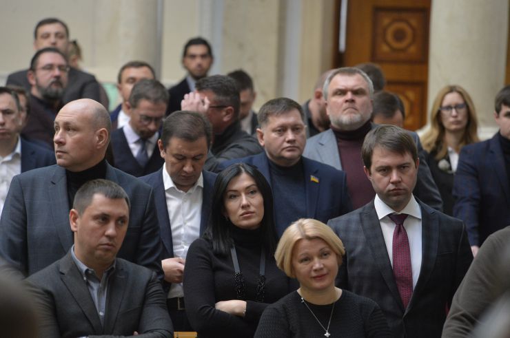 Пленарне засідання Верховної Ради України.

Верховна Рада розпочала розгляд у другому читанні законопроєкту №2178-10 “Про внесення змін до деяких законодавчих актів України щодо обігу земель сільськогосподарського призначення”.
Народні депутати з опозиційних фракцій намагалися перешкодити роботі головуючого, провокували непарламентську поведінку, блокували трибуну.
Головуючий надав слово Голові Комітету з питань аграрної та земельної політики Миколі Сольському, який доповів підготовлений до розгляду у другому читанні проект Закону про внесення змін до деяких законодавчих актів України щодо обігу земель сільськогосподарського призначення №2178-10.
Народні депутати розпочали розгляд правок до законопроекту.
