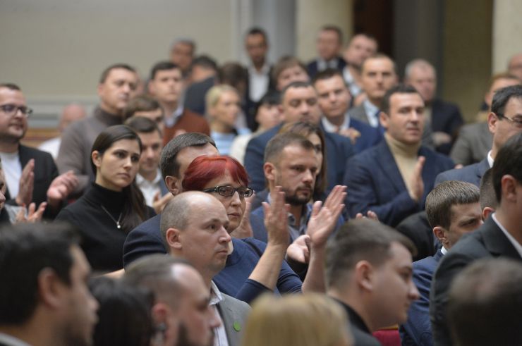 Пленарне засідання Верховної Ради України.

Верховна Рада розпочала розгляд у другому читанні законопроєкту №2178-10 “Про внесення змін до деяких законодавчих актів України щодо обігу земель сільськогосподарського призначення”.
Народні депутати з опозиційних фракцій намагалися перешкодити роботі головуючого, провокували непарламентську поведінку, блокували трибуну.
Головуючий надав слово Голові Комітету з питань аграрної та земельної політики Миколі Сольському, який доповів підготовлений до розгляду у другому читанні проект Закону про внесення змін до деяких законодавчих актів України щодо обігу земель сільськогосподарського призначення №2178-10.
Народні депутати розпочали розгляд правок до законопроекту.
