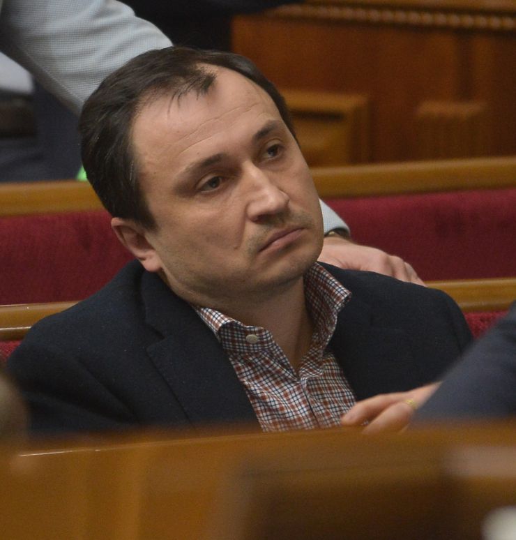 Пленарне засідання Верховної Ради України.

Верховна Рада розпочала розгляд у другому читанні законопроєкту №2178-10 “Про внесення змін до деяких законодавчих актів України щодо обігу земель сільськогосподарського призначення”.
Народні депутати з опозиційних фракцій намагалися перешкодити роботі головуючого, провокували непарламентську поведінку, блокували трибуну.
Головуючий надав слово Голові Комітету з питань аграрної та земельної політики Миколі Сольському, який доповів підготовлений до розгляду у другому читанні проект Закону про внесення змін до деяких законодавчих актів України щодо обігу земель сільськогосподарського призначення №2178-10.
Народні депутати розпочали розгляд правок до законопроекту.
Голова Комітету з питань аграрної та земельної політики Микола Сольський
