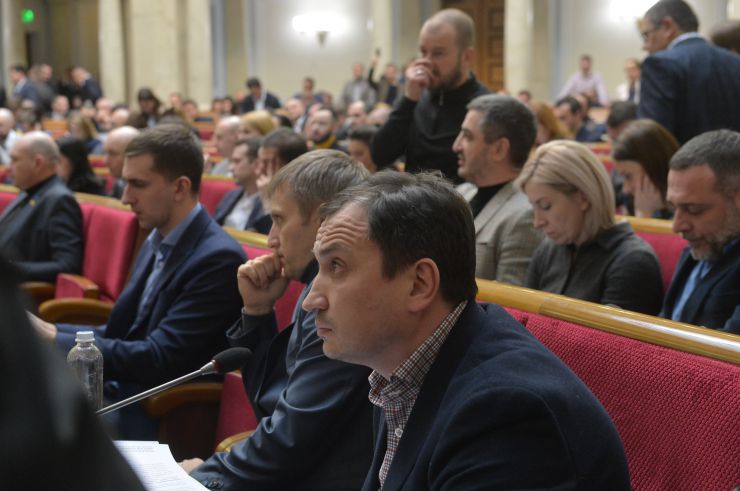 Пленарне засідання Верховної Ради України.

Верховна Рада розпочала розгляд у другому читанні законопроєкту №2178-10 “Про внесення змін до деяких законодавчих актів України щодо обігу земель сільськогосподарського призначення”.
Народні депутати з опозиційних фракцій намагалися перешкодити роботі головуючого, провокували непарламентську поведінку, блокували трибуну.
Головуючий надав слово Голові Комітету з питань аграрної та земельної політики Миколі Сольському, який доповів підготовлений до розгляду у другому читанні проект Закону про внесення змін до деяких законодавчих актів України щодо обігу земель сільськогосподарського призначення №2178-10.
Народні депутати розпочали розгляд правок до законопроекту.
Голова Комітету з питань аграрної та земельної політики Микола Сольський
